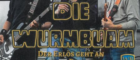 Ein Plakat für eine Veranstaltung im Piestingerhohof am 21.03.2026. Das Datum ist in fettem Gelb geschrieben. Drei Männer sind auf der Bühne, einer singt und zwei spielen Gitarre. Der Hintergrund ist unscharf.