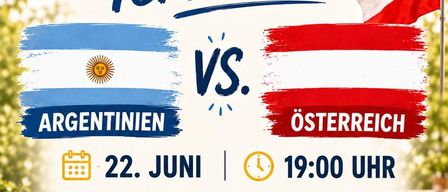 Ein Plakat bewirbt ein Live-Fußballspiel zwischen Argentinien und Österreich am 22. Juni um 19 Uhr. Es verspricht eine Live-Übertragung, gutes Essen, kalte Getränke und ein Sonderangebot von 3 Litern Bier für 33 Euro.