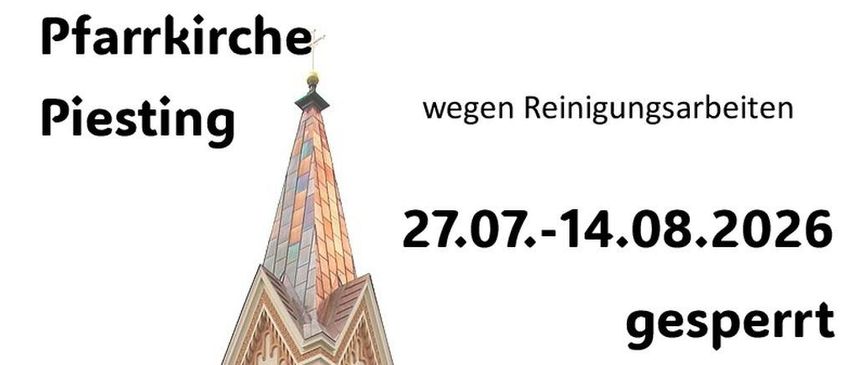 Eine Kirche mit Turm und Spitze ist vom 27.07. bis 14.08.2026 geschlossen. Bäume und eine Straßenlampe stehen davor.
