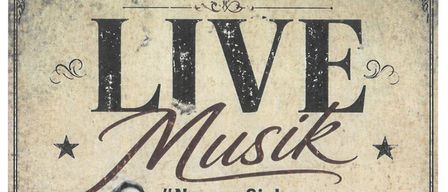 Ein Plakat für ein Live-Musik-Event mit drei Männern. Der Mann auf der linken Seite steht, der Mann in der Mitte hält eine Gitarre und der Mann auf der rechten Seite sitzt mit einer Frau. Das Plakat hat einen Vintage-Look mit den Worten 'LIVE Musik' und '#NummaSich' in großen Buchstaben.
