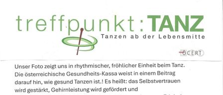 Eine Gruppe älterer Frauen tanzt in einem Raum, wobei eine Frau in einem gestreiften Kleid führt. Der Raum hat Holzböden und weiße Wände.