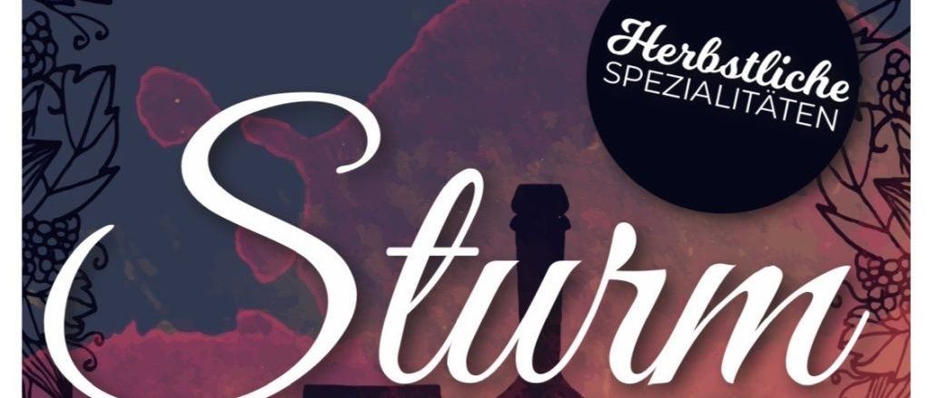Werbeposter für eine Weinverkostung namens 'Sturm Standl' am 26. September um 16 Uhr im Rathausgarten. Das Poster zeigt eine Weinflasche und Weingläser mit Herbstblättern und Trauben im Hintergrund.