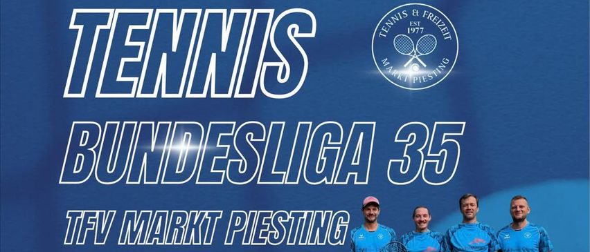 Plakat für Tennis Bundesliga 35 Spiel zwischen TFV Markt Piesting und Asko TC Wels am Samstag, 29. August um 11:00 Uhr. Vier Spieler in blauen Trikots und ein Mann in einem roten Shirt sind abgebildet.