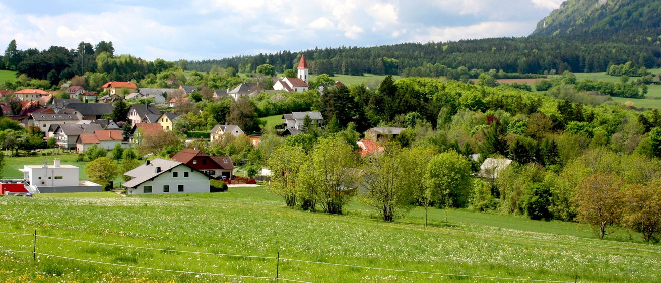 Bild enthält, Countryside, Field, Grassland, Meadow, Nature, Outdoors, Rural, Pasture, Village, Building