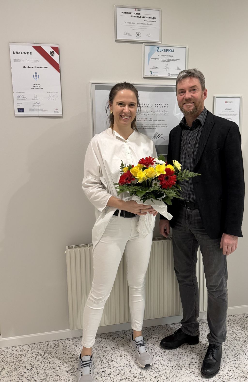 Bild enthält, Flower, Flower Arrangement, Flower Bouquet, Blazer, Rose, Adult, Male, Man, Person, Pants