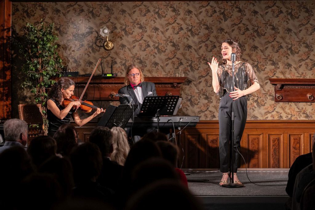 Bild enthält, Music, Musical Instrument, Musician, Performer, Person, Singing, Adult, Female, Woman, Face