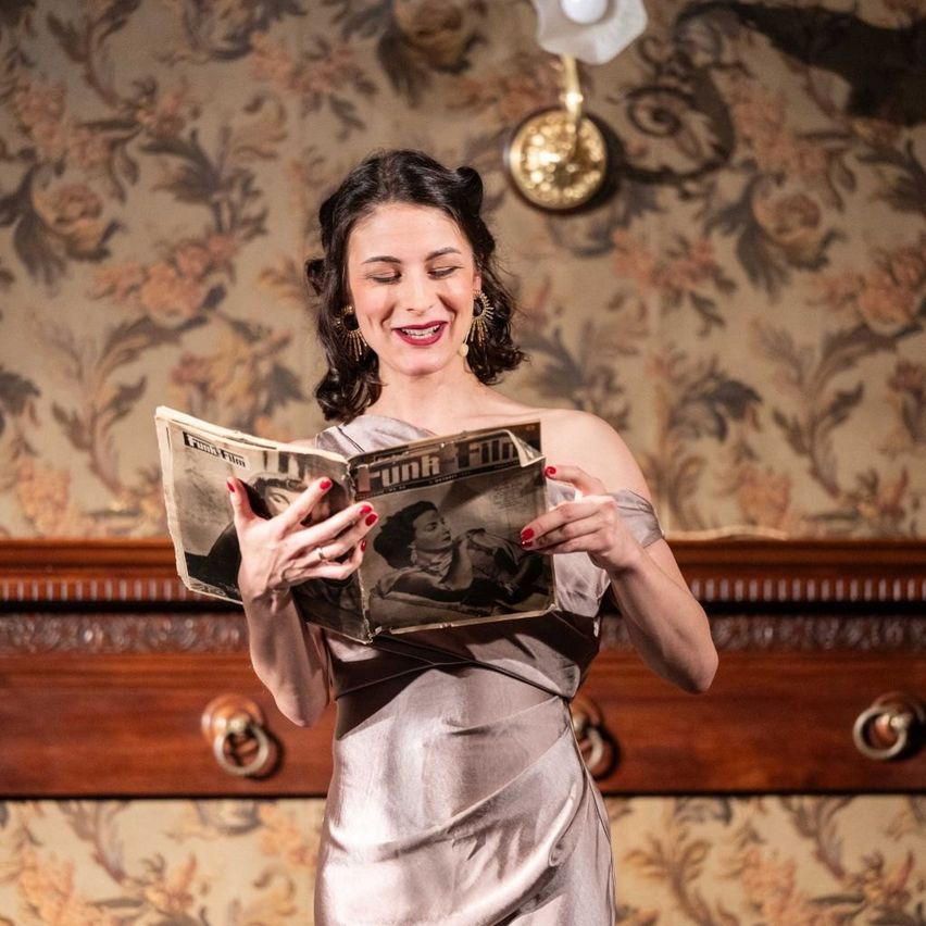 Bild enthält, Lady, Person, Photography, Portrait, Adult, Female, Woman, Happy, Smile, Dress