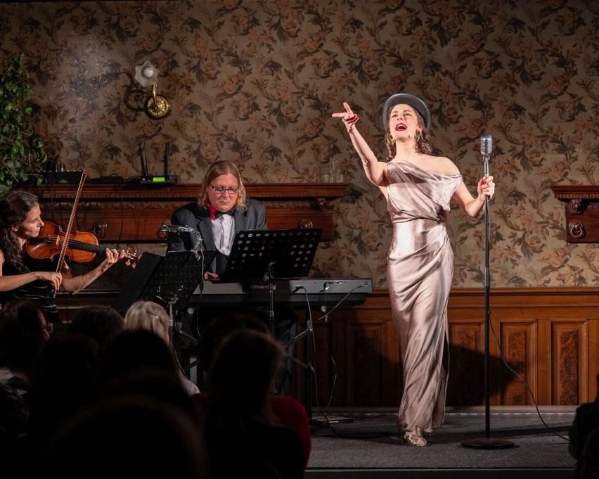 Bild enthält, Adult, Female, Person, Woman, Music, Musical Instrument, Musician, Performer, Singing, Face