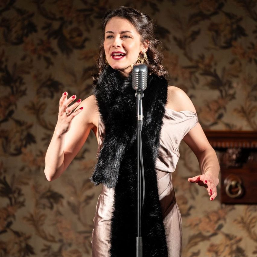 Bild enthält, Adult, Female, Person, Woman, Performer, Solo Performance, Electrical Device, Microphone, Face, Head