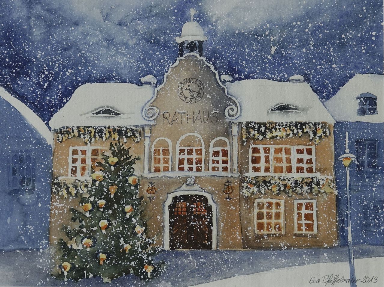 Eine Aquarellmalerei eines schneebedeckten Gebäudes mit einem Uhrturm und dem Wort Rathaus darauf geschrieben. Ein Weihnachtsbaum steht vor dem Gebäude, geschmückt mit Lichtern und Ornamenten.