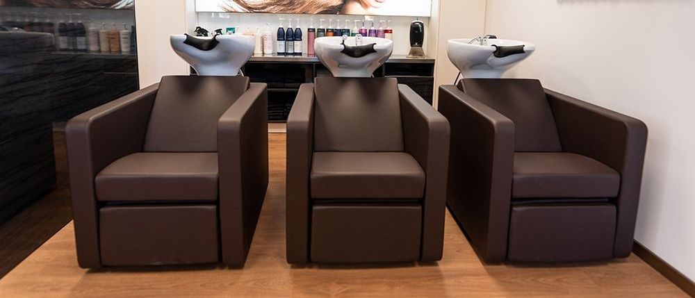 Bild enthält, Indoors, Adult, Female, Person, Woman, Furniture, Lounge, Beauty Salon, Face, Sink