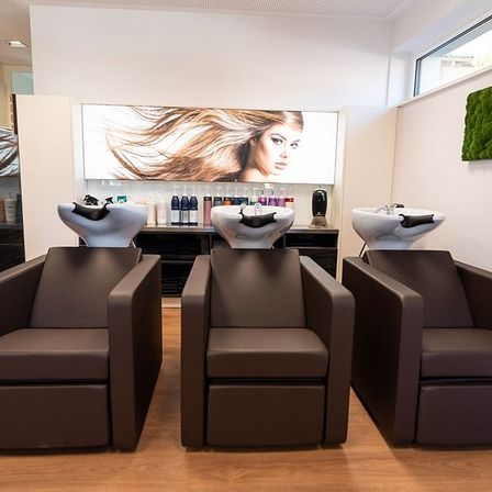 Bild enthält, Indoors, Adult, Female, Person, Woman, Furniture, Lounge, Beauty Salon, Face, Sink