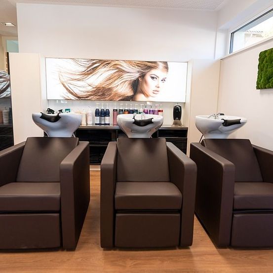 Bild enthält, Indoors, Adult, Female, Person, Woman, Furniture, Lounge, Beauty Salon, Face, Sink