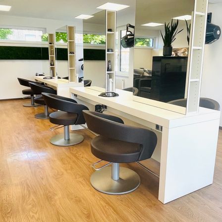 Bild enthält, Indoors, Beauty Salon, Chair, Furniture, Plant