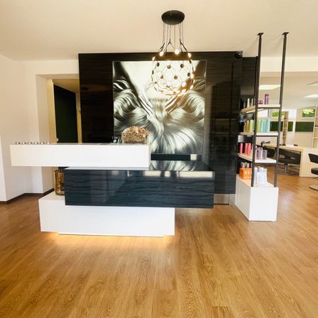 Bild enthält, Indoors, Interior Design, Floor, Flooring, Wood, Hardwood, Chandelier, Foyer, Table, Living Room