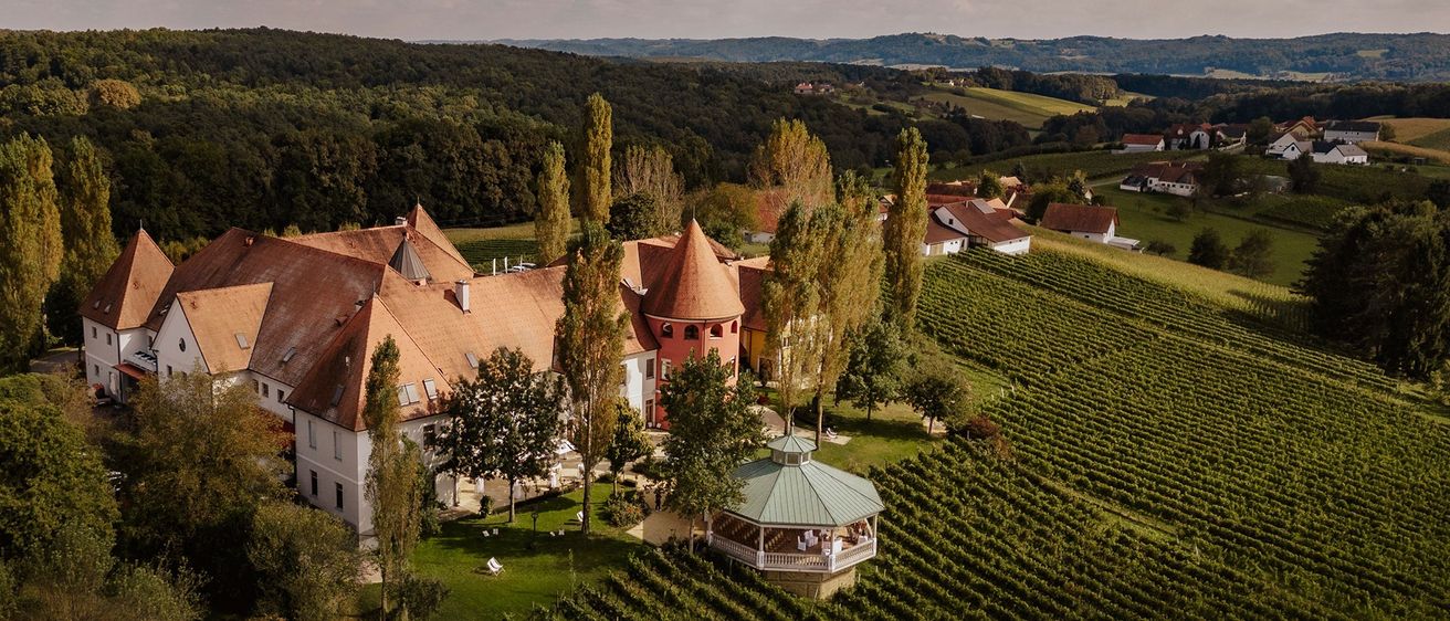 Bild enthält, Outdoors, Nature, Countryside, Rural, Architecture, Building, Village, Farm, Aerial View