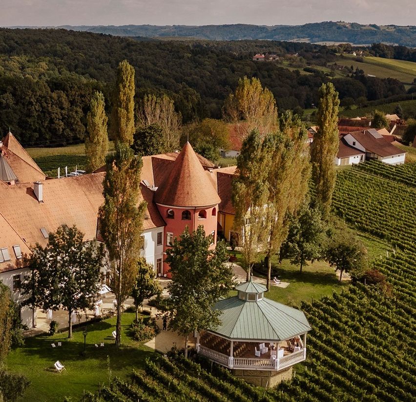 Bild enthält, Outdoors, Nature, Countryside, Rural, Architecture, Building, Village, Farm, Aerial View