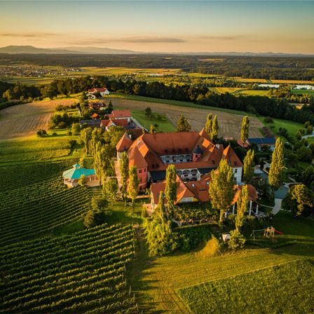 Bild enthält, Outdoors, Nature, Countryside, Rural, Architecture, Building, Aerial View, Farm, Village