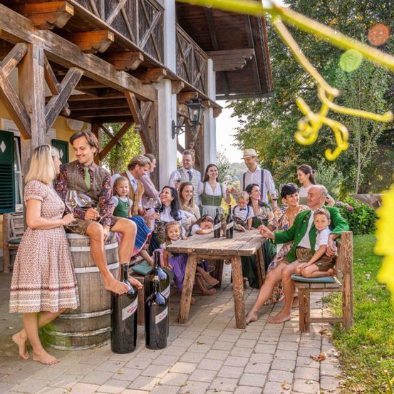 Bild enthält, Countryside, Nature, Outdoors, Rural, Farm, Vineyard, Person, Adult, Male, Man