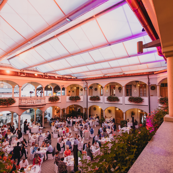 Bild enthält, Indoors, Architecture, Building, Fun, Hall, Person, Restaurant, Banquet