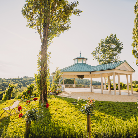Bild enthält, Building, Outdoors, Shelter, Grass, Plant, Nature, Park, Scenery, Chair, Furniture