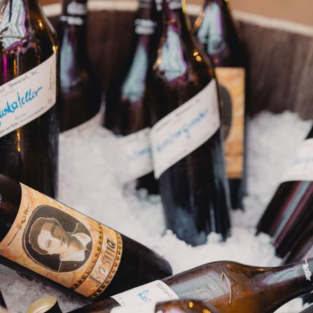 Bild enthält, Alcohol, Beer, Beverage, Bottle, Beer Bottle, Liquor, Person, Face, Head