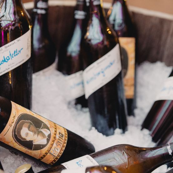 Bild enthält, Alcohol, Beer, Beverage, Bottle, Beer Bottle, Liquor, Person, Face, Head