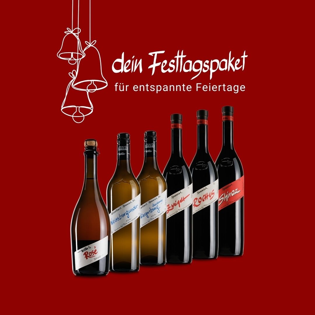 Ein roter Hintergrund zeigt eine Sammlung von Weinflaschen mit weißen Etiketten. An der Spitze hängen weiße Glocken. Der Text lautet 'dein Festtagspaket für entspannte Feiertage'.