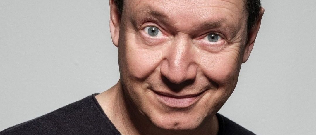 Bild enthält, Face, Head, Person, Photography, Portrait, Smile, Dimples, Adult, Male, Man