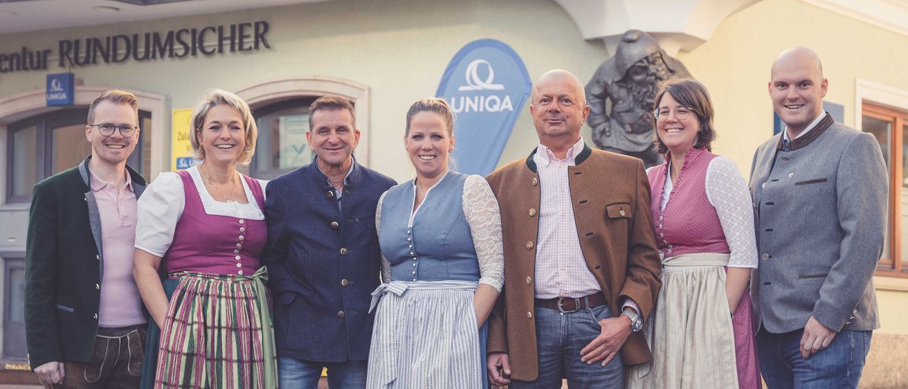 Bild enthält, Pants, Skirt, Coat, People, Person, High Heel, Jeans, Blazer, Groupshot, Woman