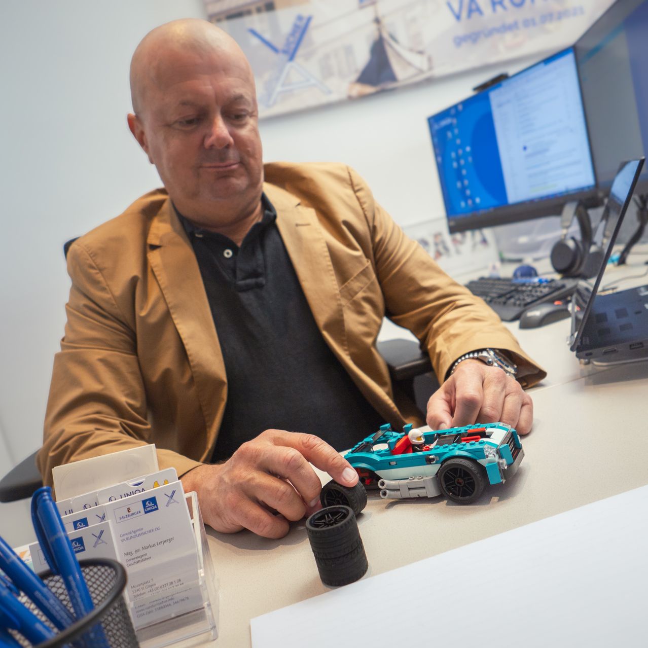 Bild enthält, Table, Finger, Person, Adult, Male, Man, Screen, Computer Hardware, Monitor, Wheel