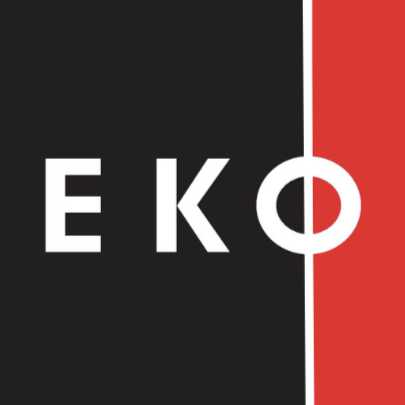Ein Logo mit dem Wort Eko in Weiß auf schwarzem Hintergrund, diagonal durch einen roten Streifen geteilt.