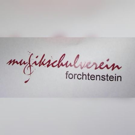 Ein weißes Papier mit rotem Text, das 'musikschulverein forchtenstein' lautet.