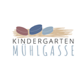 Das Logo für Kindergarten Mühlgasse zeigt drei farbige Objekte, die in einer Reihe angeordnet sind. Die Objekte sind braun, blau und grau. Der Text lautet 'Kindergarten Mühlgasse'.