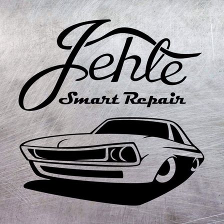 Ein stilisiertes Logo für 'Fehle Smart Repair' mit einem eleganten Autodesign auf metallischem Hintergrund.