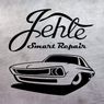 Ein stilisiertes Logo für 'Fehle Smart Repair' mit einem eleganten Autodesign auf metallischem Hintergrund.
