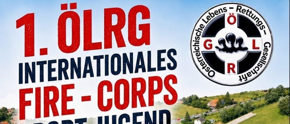 Plakat für das Internationale Jugendsportlager der Feuerwehr vom 7. Juli bis 9. August 2026 mit einer Gruppe junger Leute, die um ein Lagerfeuer sitzen, einem See und einer malerischen Aussicht.
