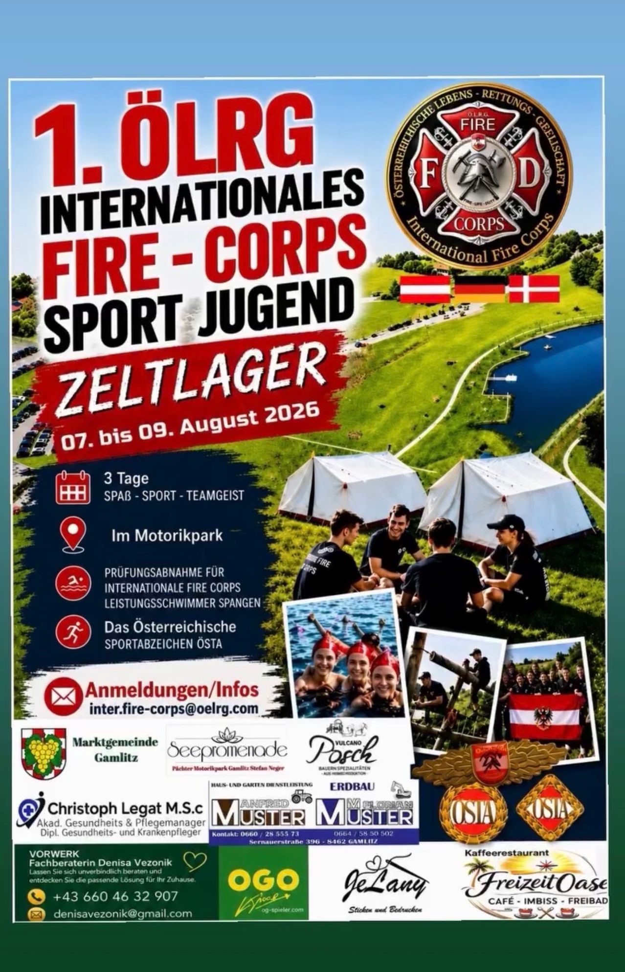 Plakat für das Internationale Feuerwehr-Sport-Jugendlager, das eine Gruppe von Menschen in einem Park mit Zelten, einem See und verschiedenen Aktivitäten zeigt. Die Veranstaltung ist vom 7. bis 9. August 2026 geplant.