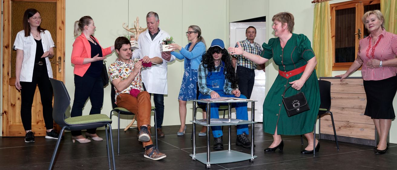 Bild enthält, Dress, Adult, Female, Person, Woman, Floor, Flooring, Plywood, Male, Man