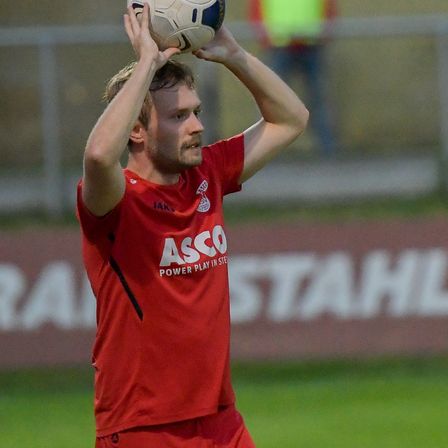 Bild enthält, Football, Soccer, Soccer Ball, Sport, Sphere, Person, Throwing, People, Face, Head