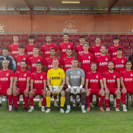 Bild enthält, People, Person, Team, Boy, Male, Teen, Adult, Man, Shorts, Soccer Ball