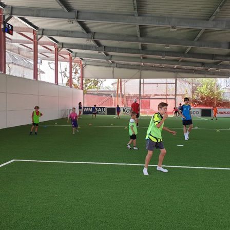 Bild enthält, Person, Clothing, Footwear, Shoe, Ball, Football, Soccer, Soccer Ball, Sport, Field