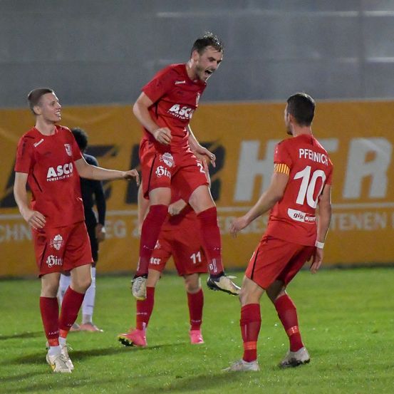 Bild enthält, People, Person, Boy, Male, Teen, Shoe, Football, Face, Team, Shorts