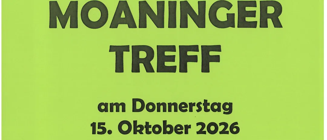 Ein Plakat für ein Treffen des Seniorenteams der St. Agatha Kirche in Meiningen. Das Poster ist grün und zeigt eine Zeichnung einer Kirche. Der Text lautet: 'Das Seniorenteam lädt Sie zum Moaninger-Treffen am Donnerstag, 15. Oktober 2026 um 14:30 Uhr im Pfarrhof Meiningen ein. Wir freuen uns auf Ihren Besuch!'