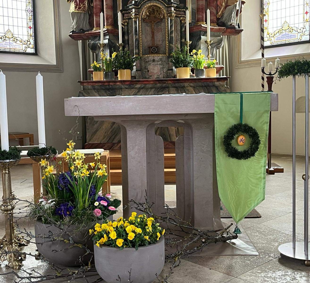 Bild enthält, Altar, Church, Prayer, Crowd, Person, Plant, Audience, Speech, Podium, Candle