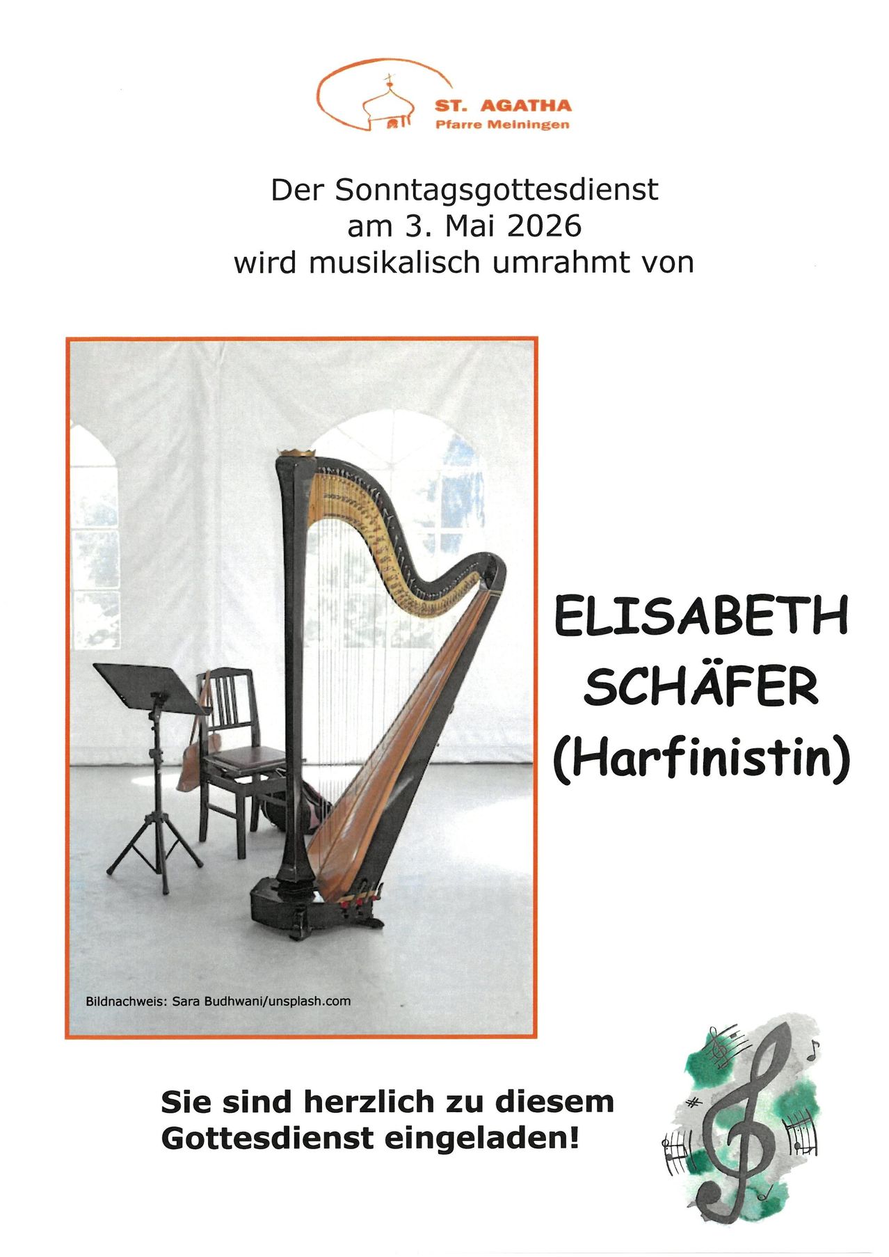 Ein Bild von Elisabeth Schäfer, die die Harfe spielt, mit Noten auf weißem Hintergrund. Das Bild zeigt auch einen Notenständer, einen Stuhl und Fenster.