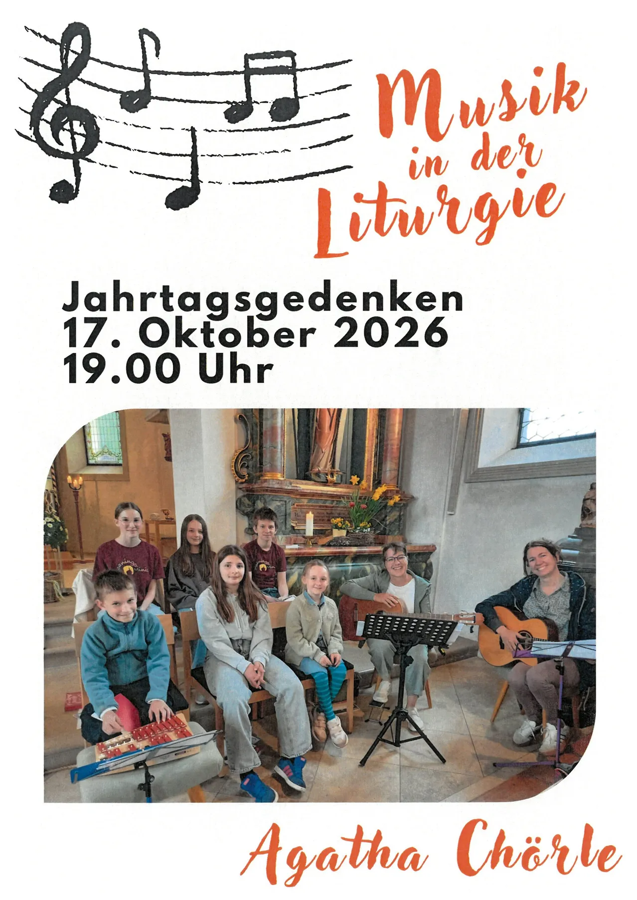 Eine Gruppe von Kindern und Erwachsenen sitzt in einer Kirche, einige spielen Musikinstrumente. Der Text oben lautet 'Musik in der Liturgie' und das Datum ist '17. Oktober 2026 19.00 Uhr'.