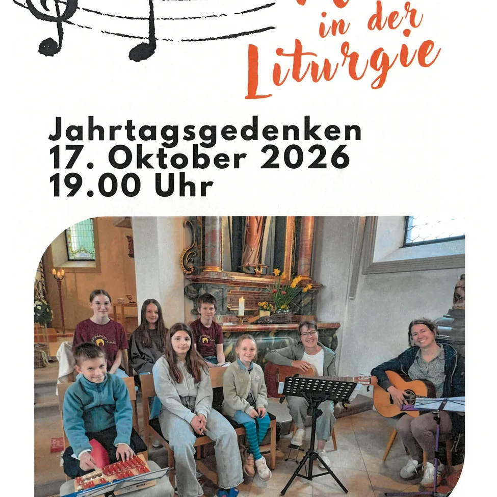 Eine Gruppe von Kindern und Erwachsenen sitzt in einer Kirche, einige spielen Musikinstrumente. Der Text oben lautet 'Musik in der Liturgie' und das Datum ist '17. Oktober 2026 19.00 Uhr'.