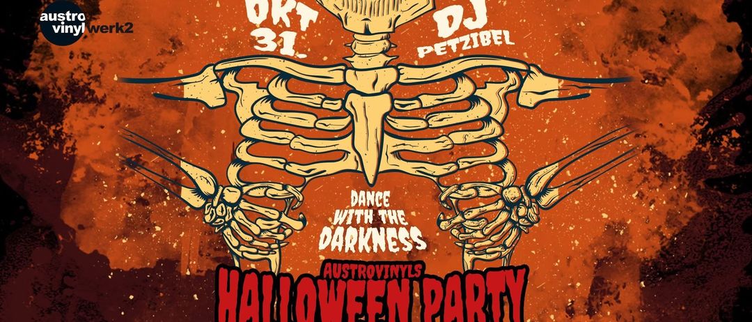 Halloween-Party-Poster mit einem Skelett auf orangem Hintergrund. Der Text lautet 'Tanz mit der Dunkelheit' und 'DJ Petzibel'. Das Datum ist der 31. Oktober.
