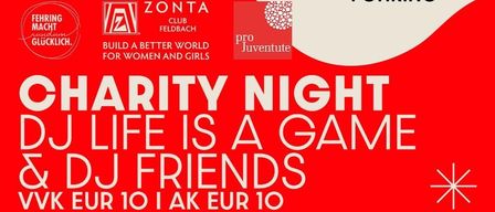 Wohltätigkeitsnacht mit DJs, mit zwei Frauen und einem Mann vor einem Weihnachtsbaum, zur Sammlung von Geldern für Frauen und Mädchen.